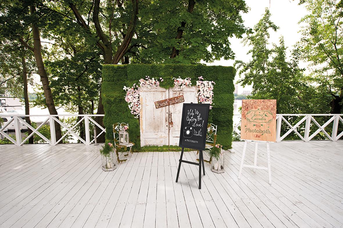 Golvstaffli Securit för griffeltavla i svart med blomsterdekoration och skylt på uteplats med vita räcken och gröna träd i bakgrunden