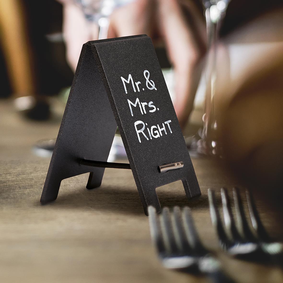 Liten griffeltavla för bord, svart med texten Mr & Mrs RIGHT, mått 8,5x5cm