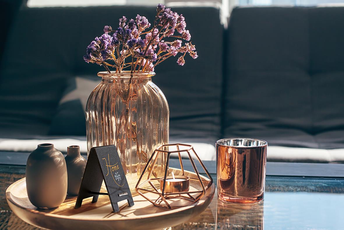 Mini griffeltavla Securit för bord, 8,5x5cm, placerad på ett bord med vaser, ljuslykta och blomsterarrangemang