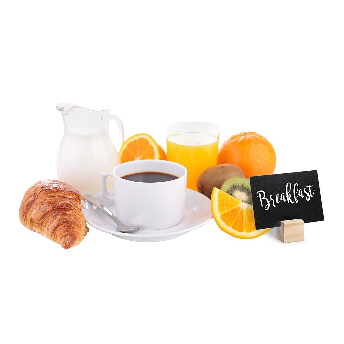 Frukost med kaffe, juice, croissant, frukt och skylt med texten Breakfast