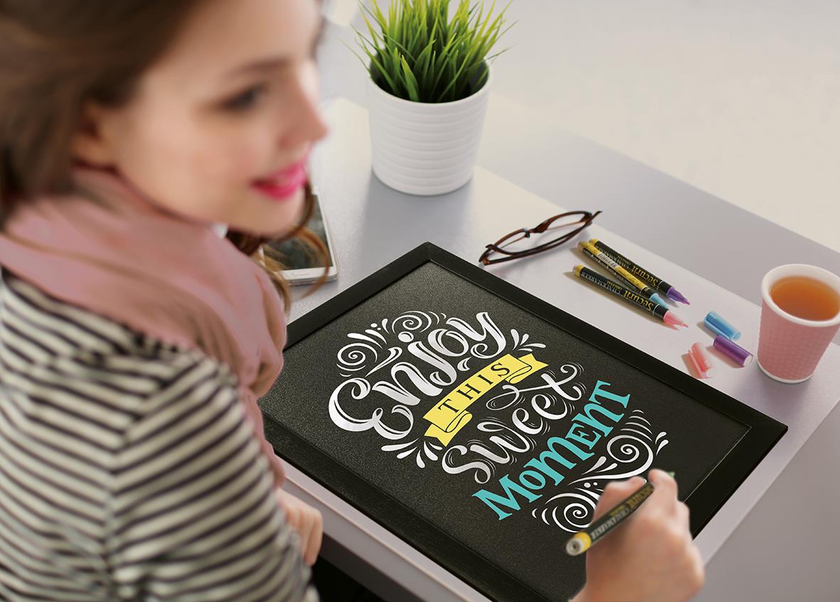 Svart griffeltavla för vägg med texten Enjoy this sweet moment, användbar för att skriva och anteckna.