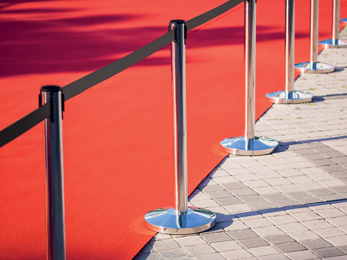 Avspärrningsstolpe Securit Budget med svart band, 210 cm lång, placerad längs en röd barriär