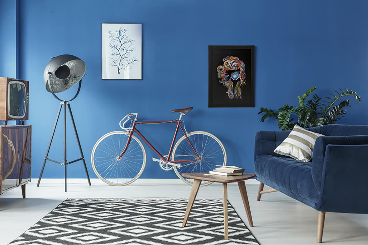 Svart griffeltavla Securit för vägg 35x55cm i ett modernt vardagsrum med cykel och konst på väggarna