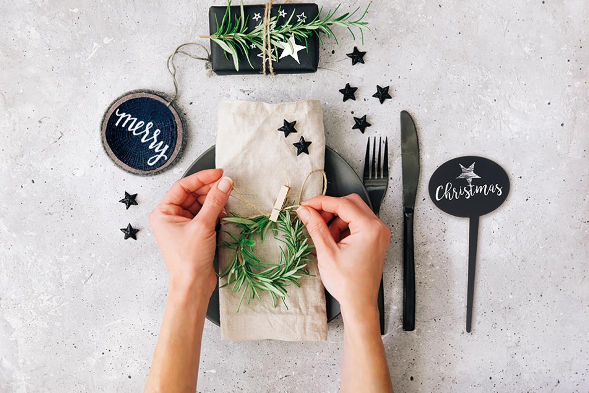 Svart säkerhetsbubbla skylt med julstjärna och julhälsningar på ett bord