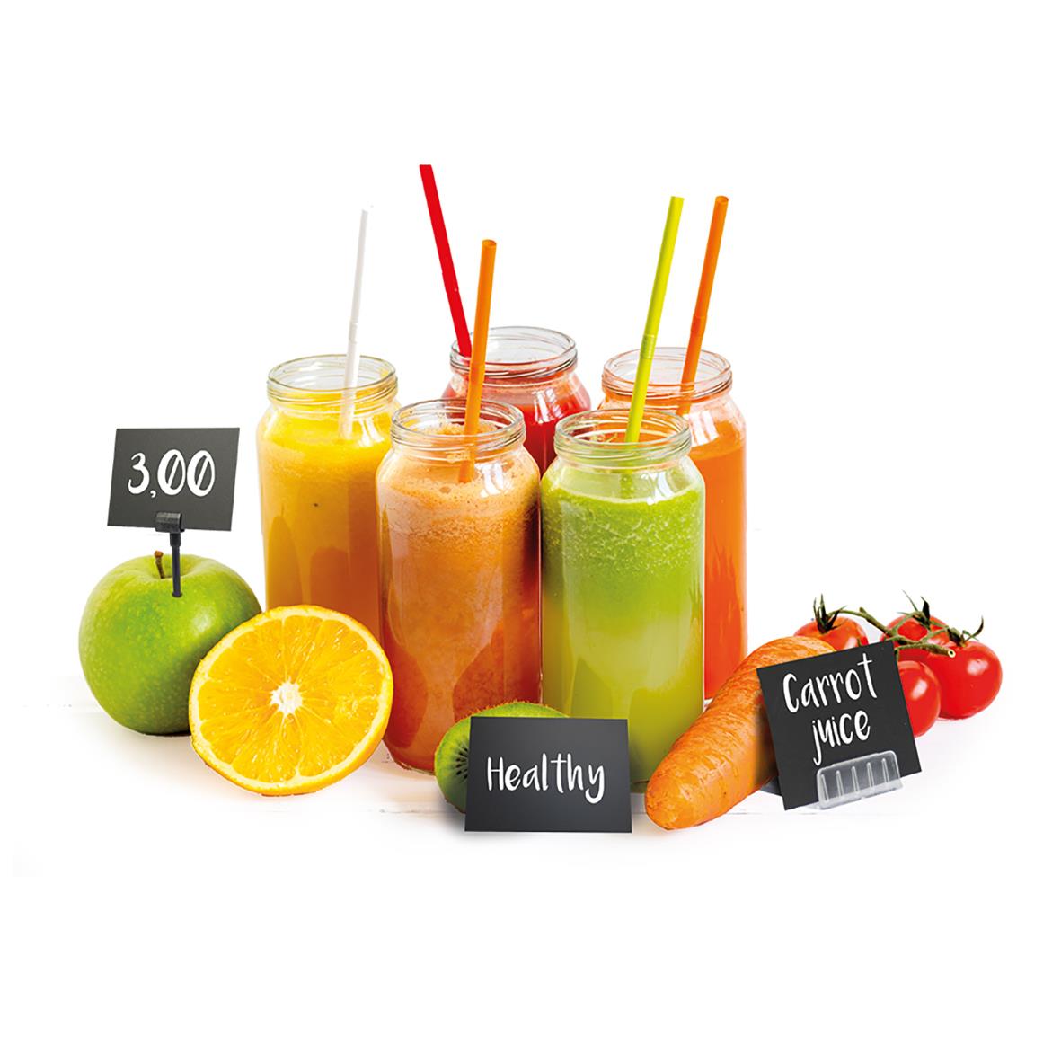 Färgglada smoothies i glasburkar med sugrör, frukt och grönsaker runt om, samt små skyltar med texten Healthy och Carrot Juice