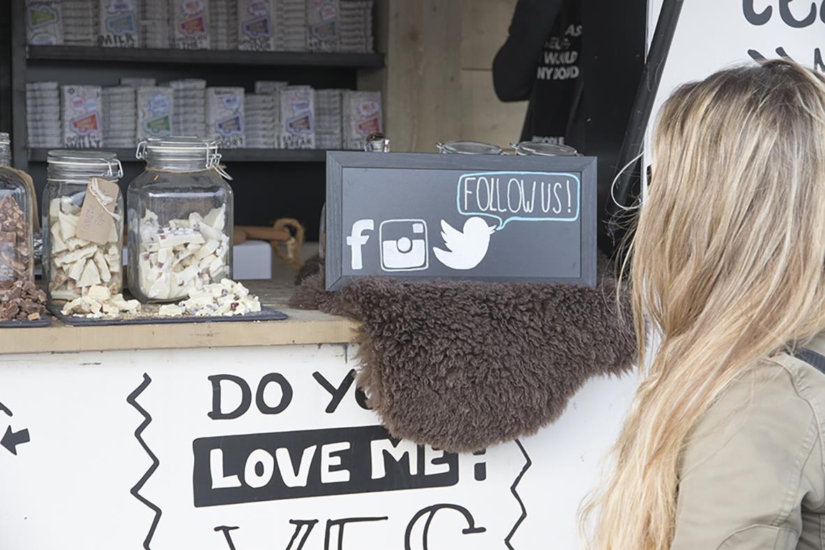 Svart griffeltavla för vägg med skrivyta, 15x35cm, placerad på en butikshylla med andra förvaringsburkar och skyltar