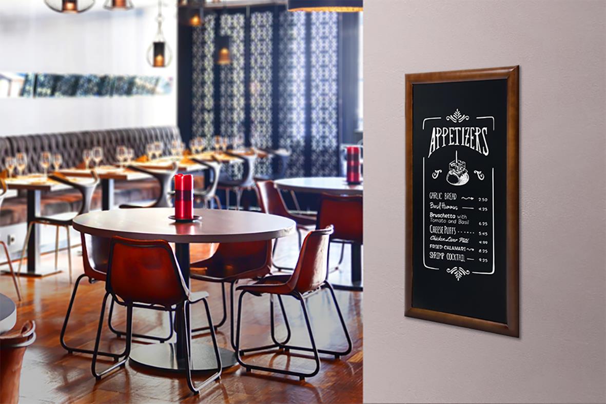 Väggmonterad mörkbrun griffeltavla med skrivyta i ett café eller restaurangmiljö