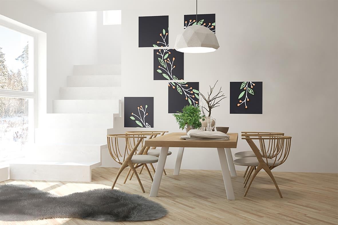 Svart griffeltavla utan ram på vägg i ett modernt rum med bord och stolar