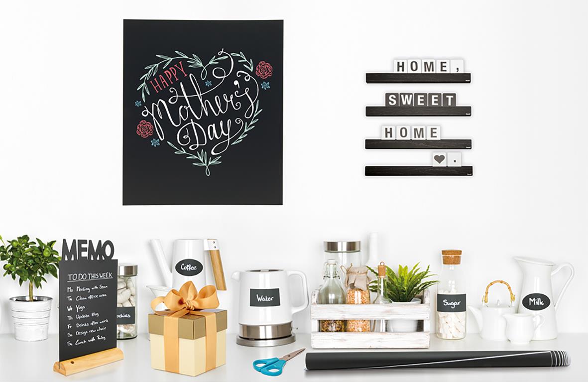 Svart griffelklistermärke med oval form och texten Happy Mother's Day samt ett väggord med HOME, SWEET, HOME