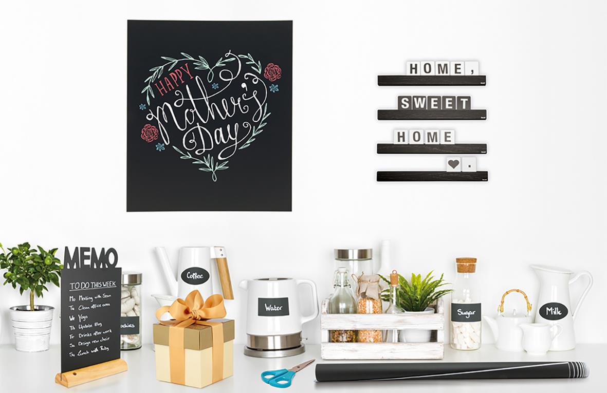 Svart griffelklistermärke med texten Happy Mother's Day och dekorativa element