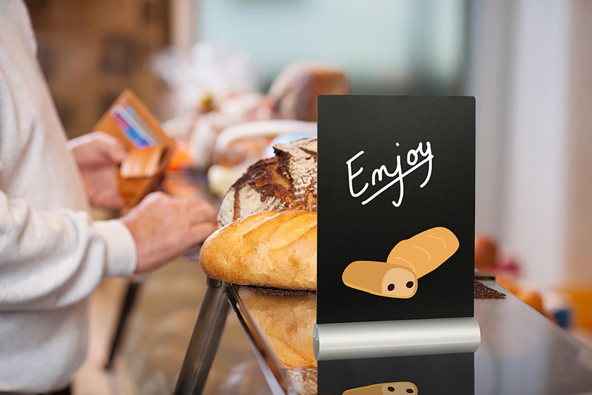 Svart griffeltavla med siluett för bord, 30x21cm, med ordet Enjoy och bröd i bakgrunden