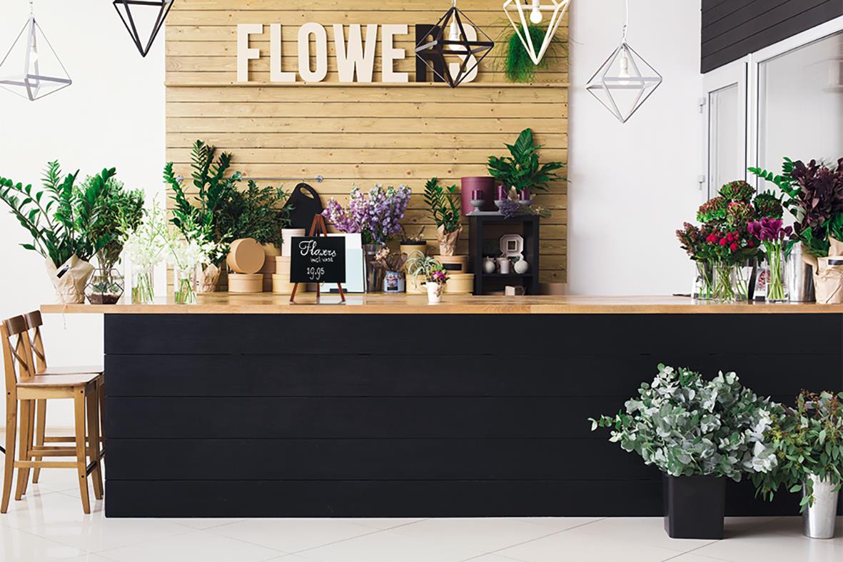 Griffeltavla Securit Ink Ministaffli Mahogny 24,4x15x13,5cm framför blomsterarrangemang och inredning