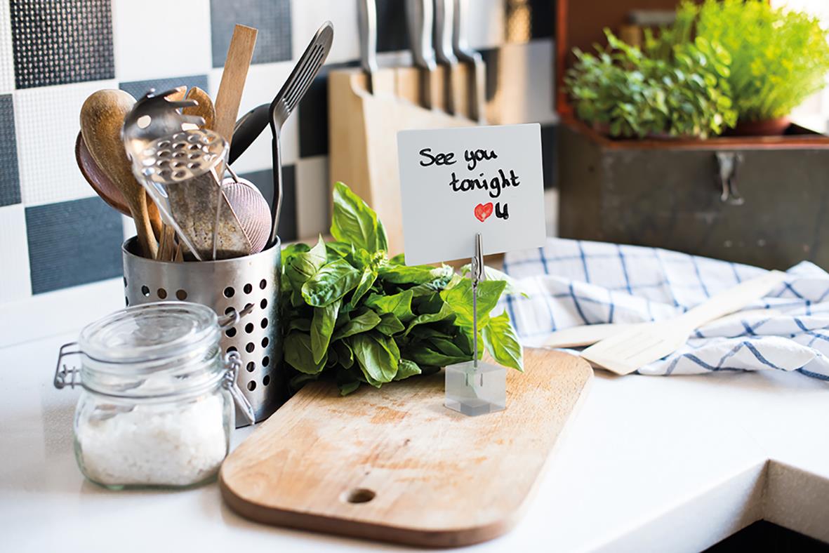 Skyltklämma Securit till griffelskyltar på köksbord med gröna växter och köksredskap