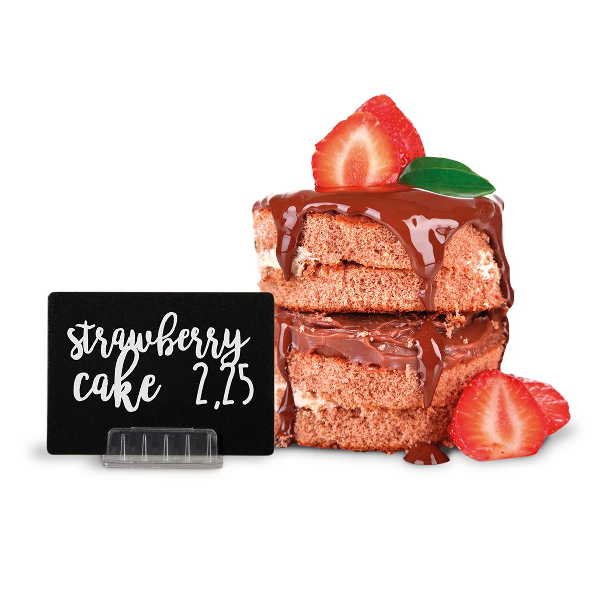 Chokladkaka med jordgubbar och en svart skylt med vit text som säger strawberry cake 2,25