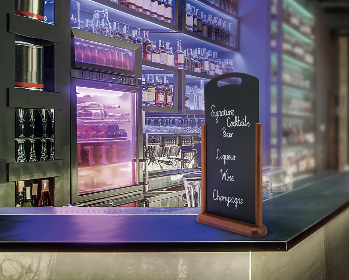 Svart griffeltavla med handtag på bar- eller restaurangbord, mörkbrun ram, 47x26cm