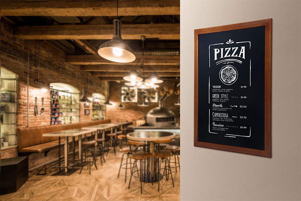 Väggmonterad griffeltavla i mahogny med skrivyta, 60x80cm, i ett café eller restaurangmiljö