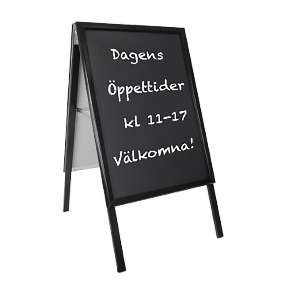 Svart gatuställ med svart griffeltavla och träben, 50x100cm, visar dagens öppettider och välkomnar gäster