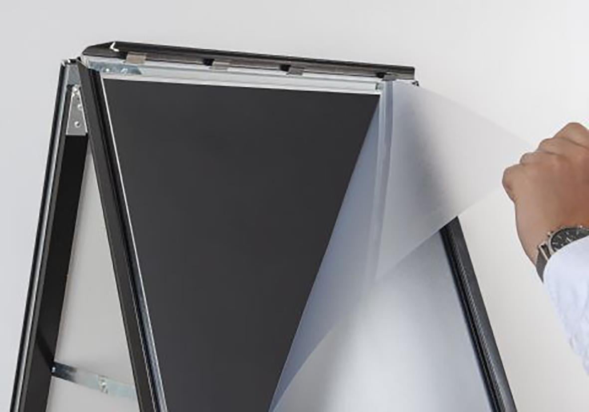 Svart gatuställ med alu-line A-bock och griffel, 50x100cm, används för skyltning eller presentation