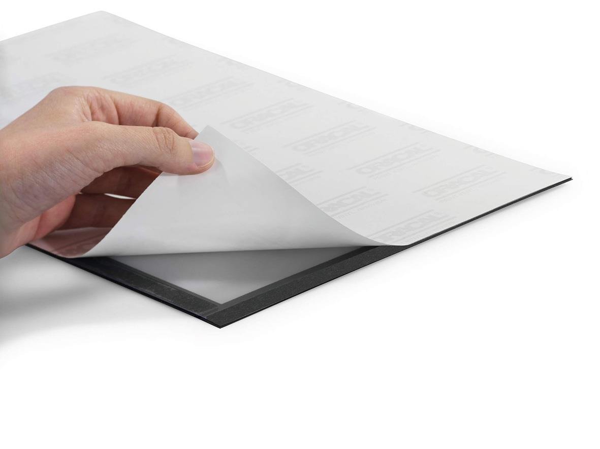 Svart självhäftande Duraframe för A4, storpack, visar en hand som vänder blad