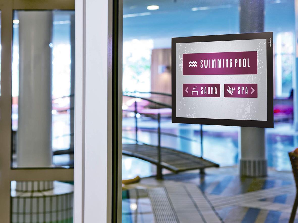 Svart självhäftande Duraframe för A4 storpack monterad på glasvägg i ett spa eller poolområde