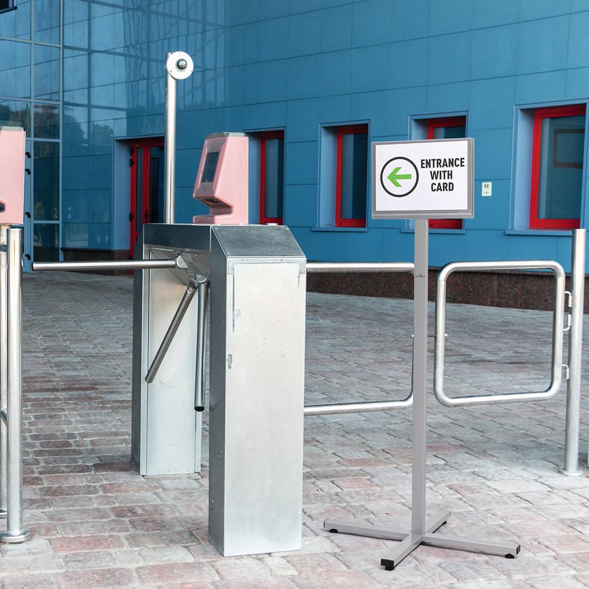 Golvskylt Durable INFO STAND utomhus A4 i antracitgrå med pil och text för ingång med kort