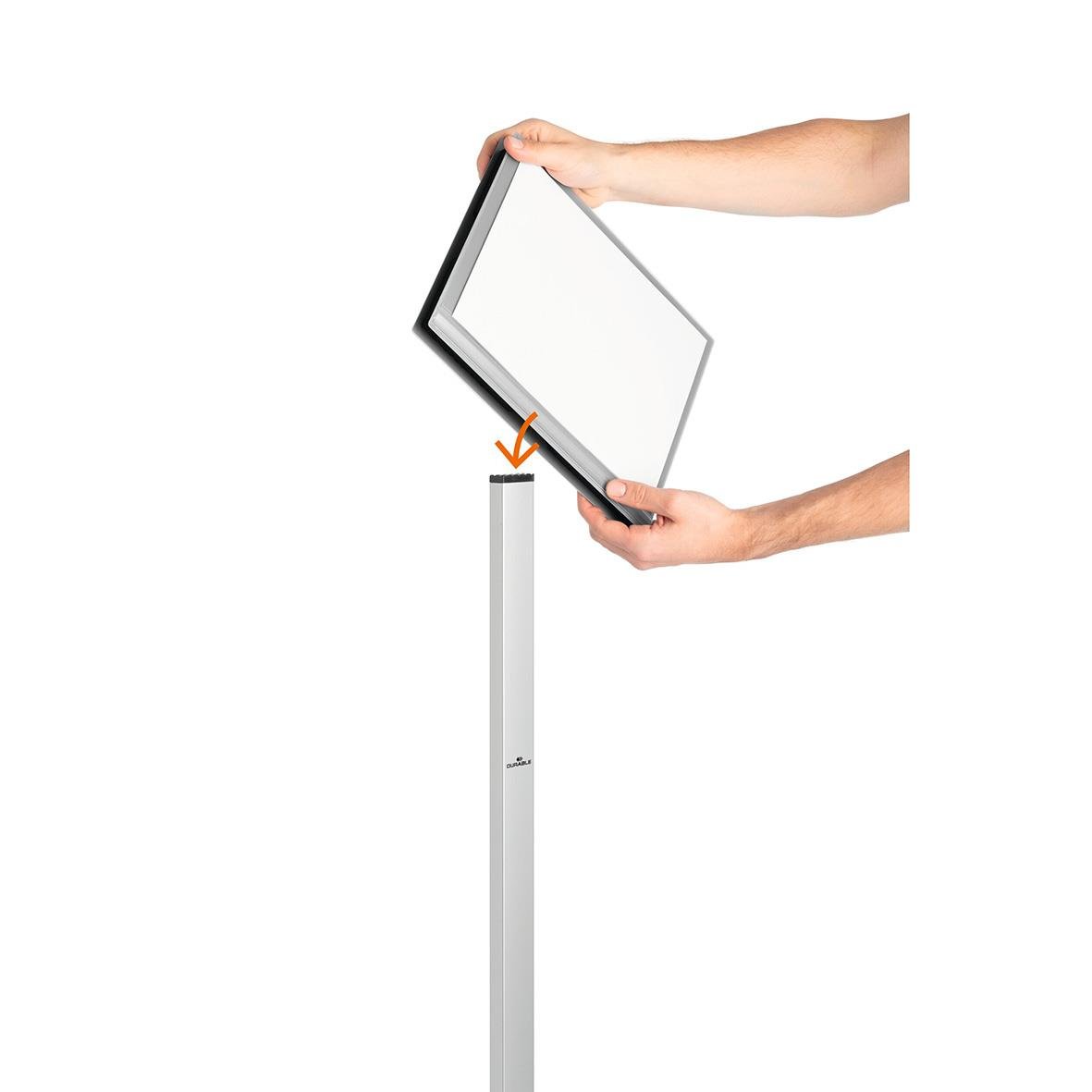 Golvskylt Durable INFO STAND för utomhusbruk i A3 storlek, antracitgrå, med hand som justerar skylten
