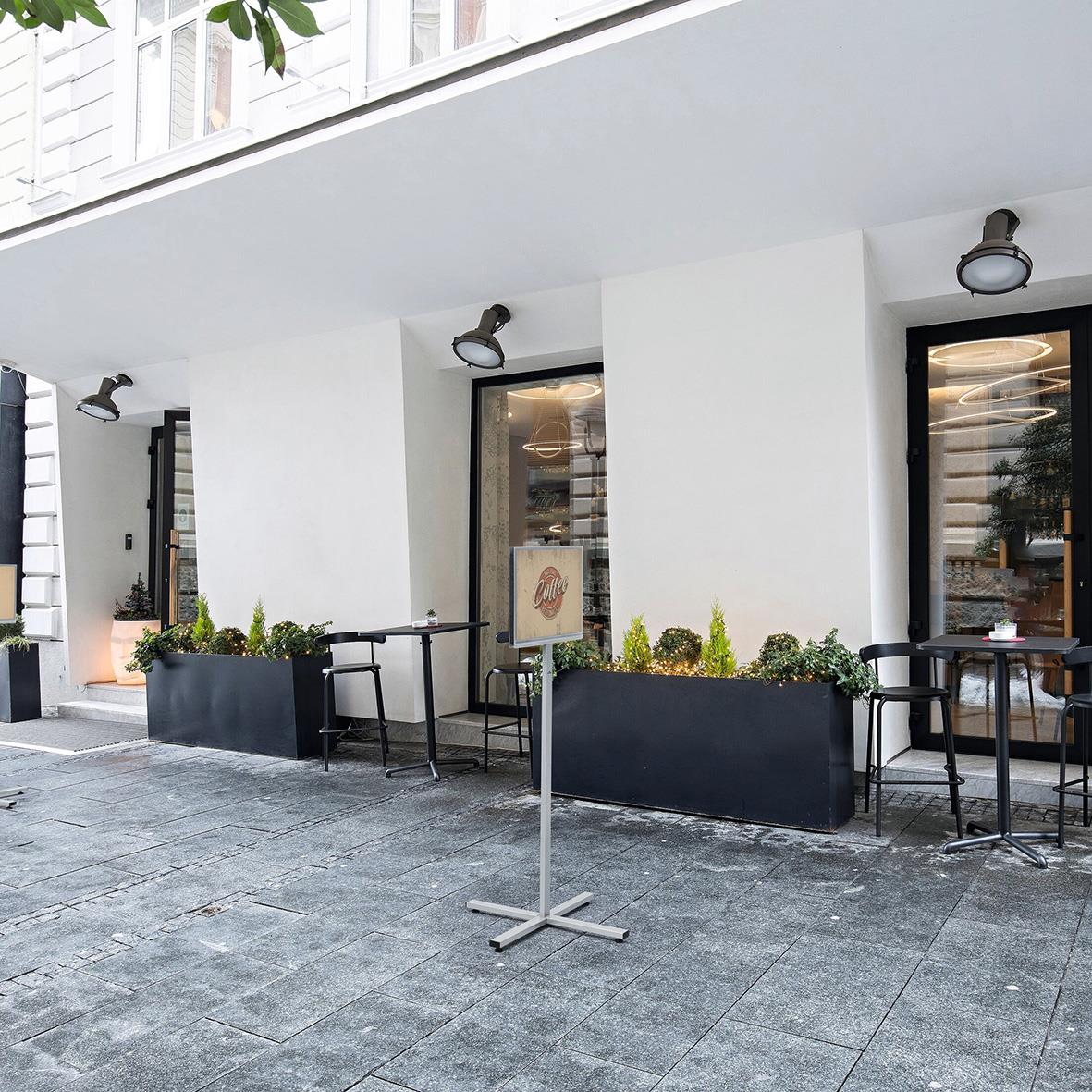 Golvskylt Durable INFO STAND utomhus A3 i antracitgrå placerad utanför byggnad