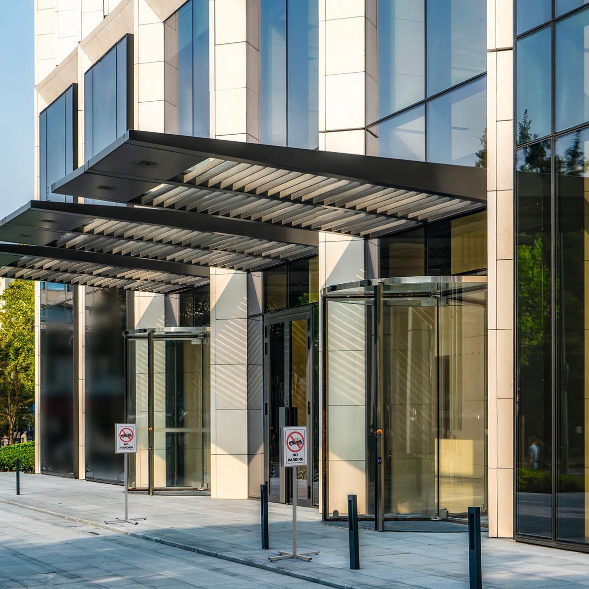 Golvskylt Durable INFO STAND utomhus A3 antracitgrå framför modern byggnad