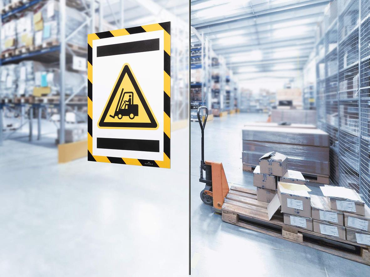 Självhäftande säkerhetsram med varningssymbol för farligt område i lagermiljö