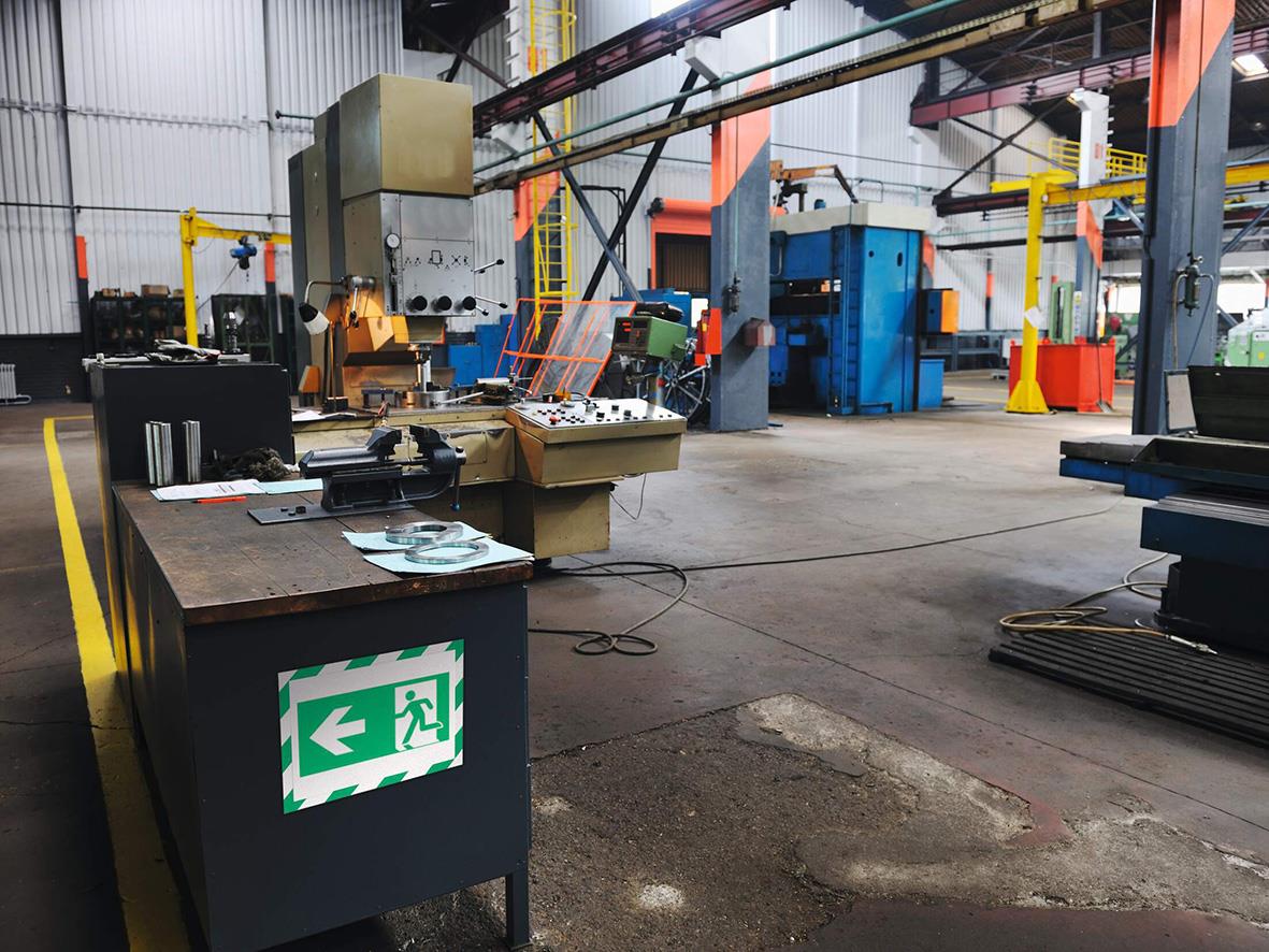 Informatör Duraframe självhäftande säkerhetsskylt i grönt och vitt på industriell arbetsplats