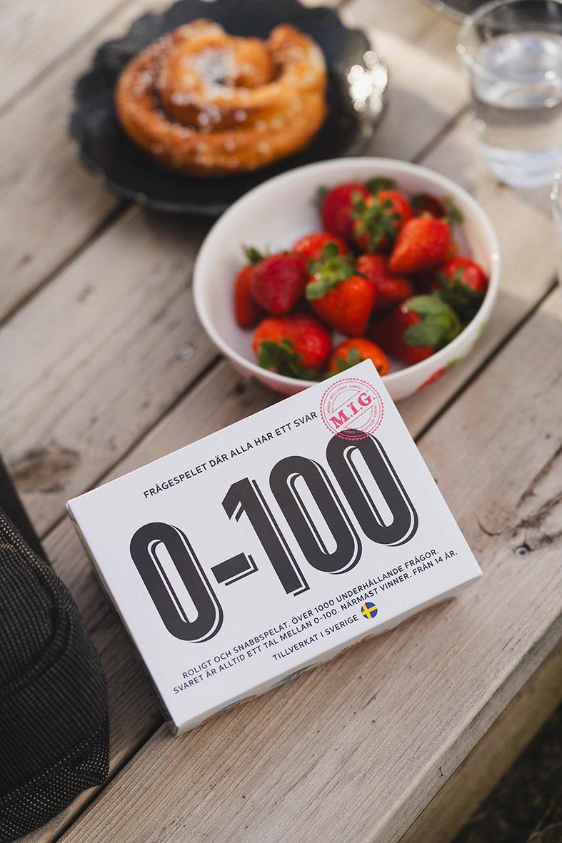 Kortspel 0-100 Vit med frukt och kaffe på träbord