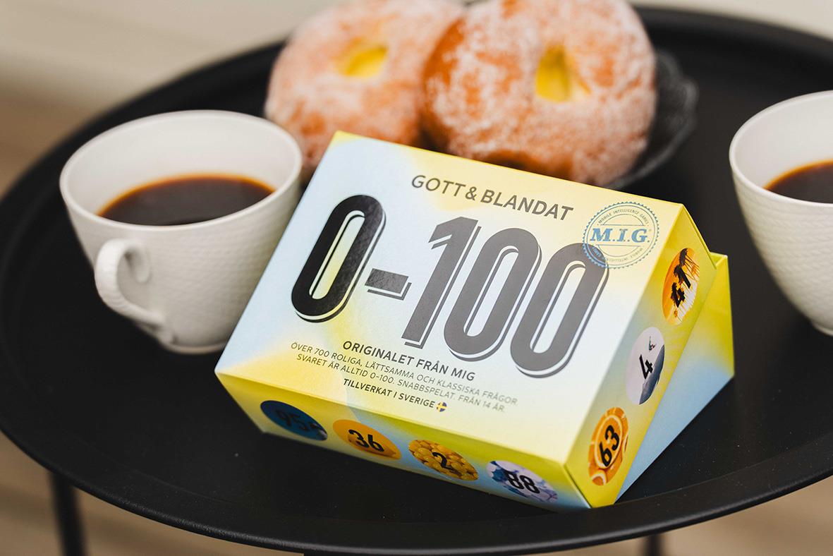 Spel MIG 0-100 Gott och Blandat med två koppar kaffe och bakverk på en bricka