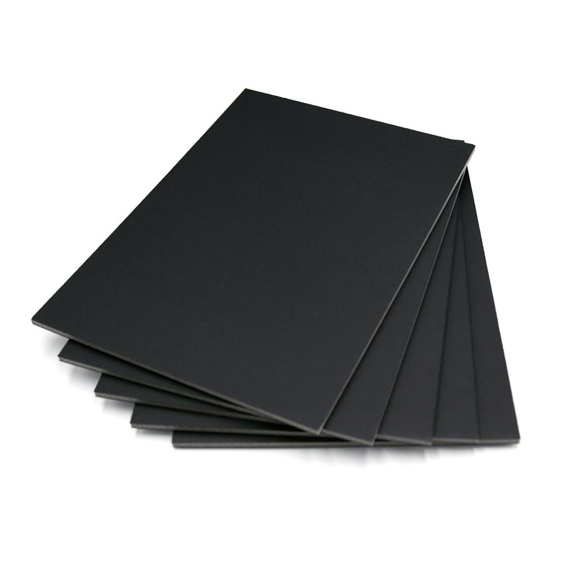 Svarta kaposkivor i 5mm tjocklek och storlek 35x50cm staplade