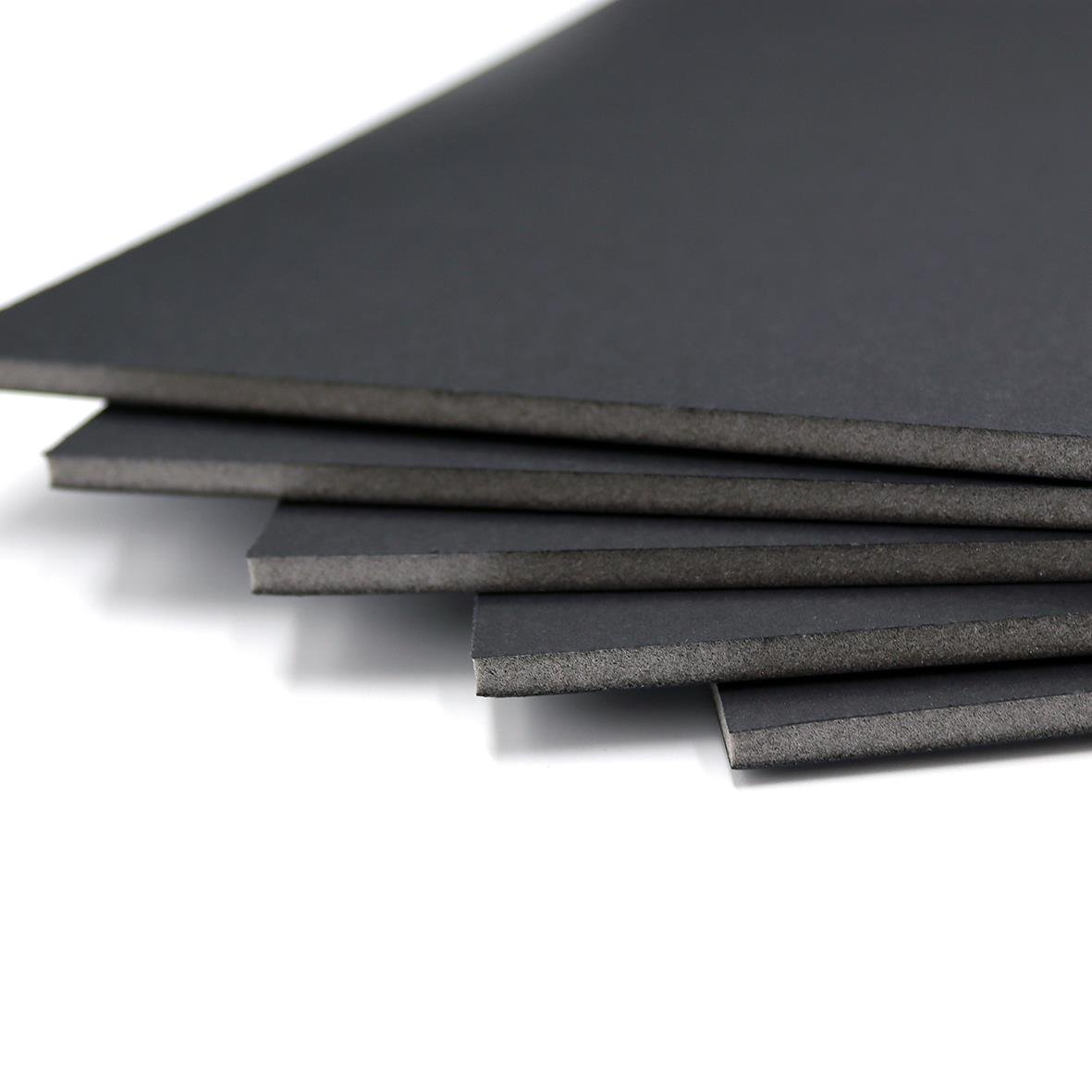 Svarta kapaskivor i 5mm tjocklek och storlek 35x50cm staplade på varandra
