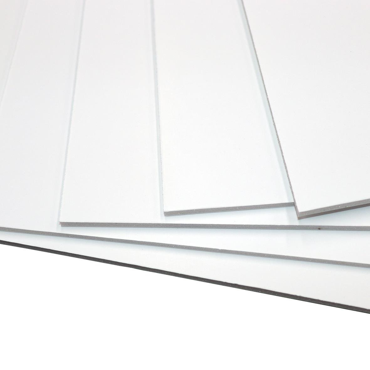 Vit kapaskiva 3mm tjock, storlek 50x70cm, liggande i staplar