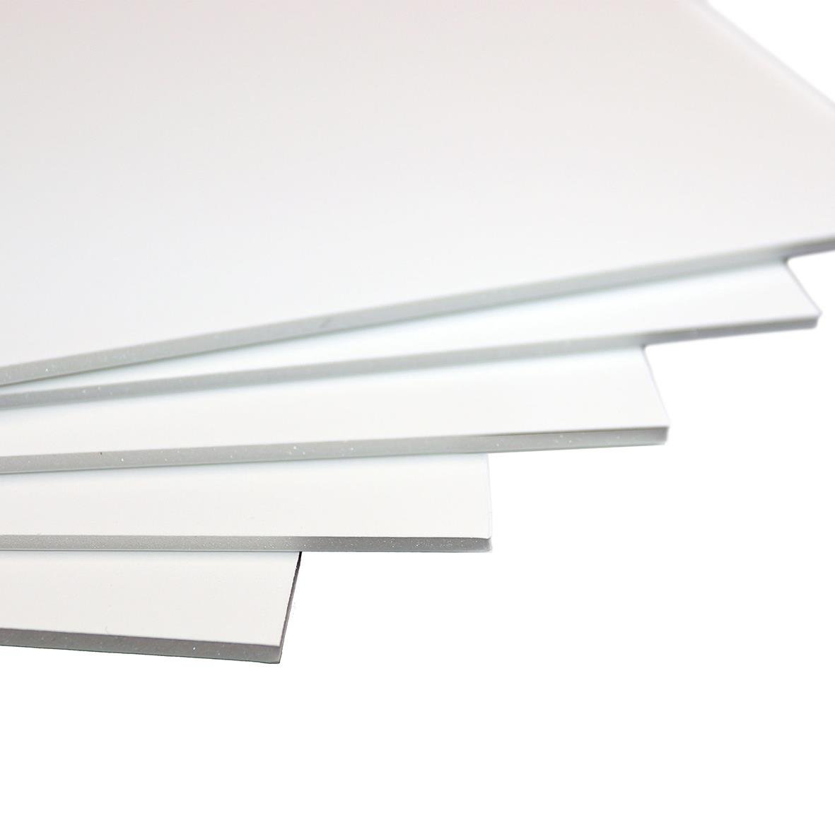 Vit kapaskiva 3mm tjock, 70x100cm, staplade på varandra