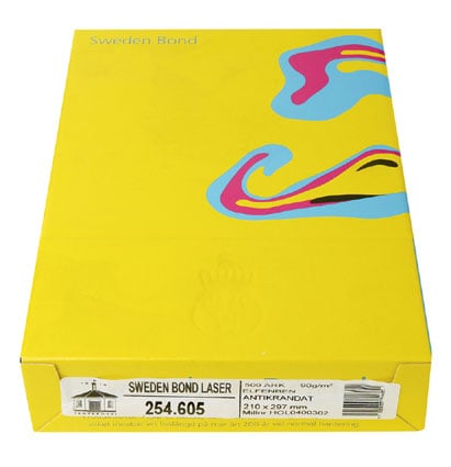 Gult paket med vitt A4-papper med färgglad design på förpackningen