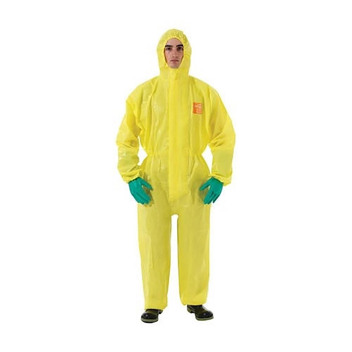 Person i gul korttidsoverall AlphaTec 3000 modell 111W med huva och gröna handskar