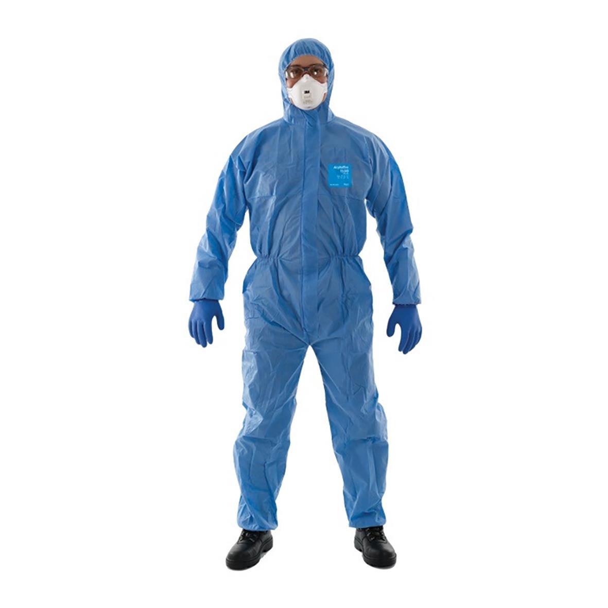 Person i blå korttidsoverall AlphaTec 1500 Plus 111 Typ 5/6 med ansiktsmask och skyddsglasögon