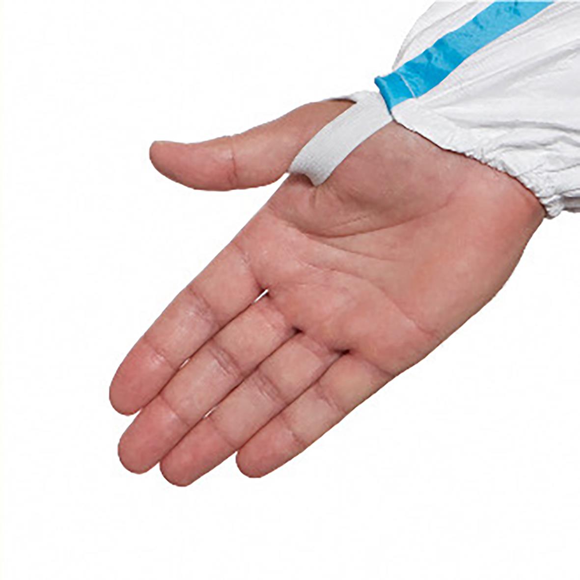 Hand i vit korttidsoverall Tyvek 600 Plus med blå ärm, visad i närbild