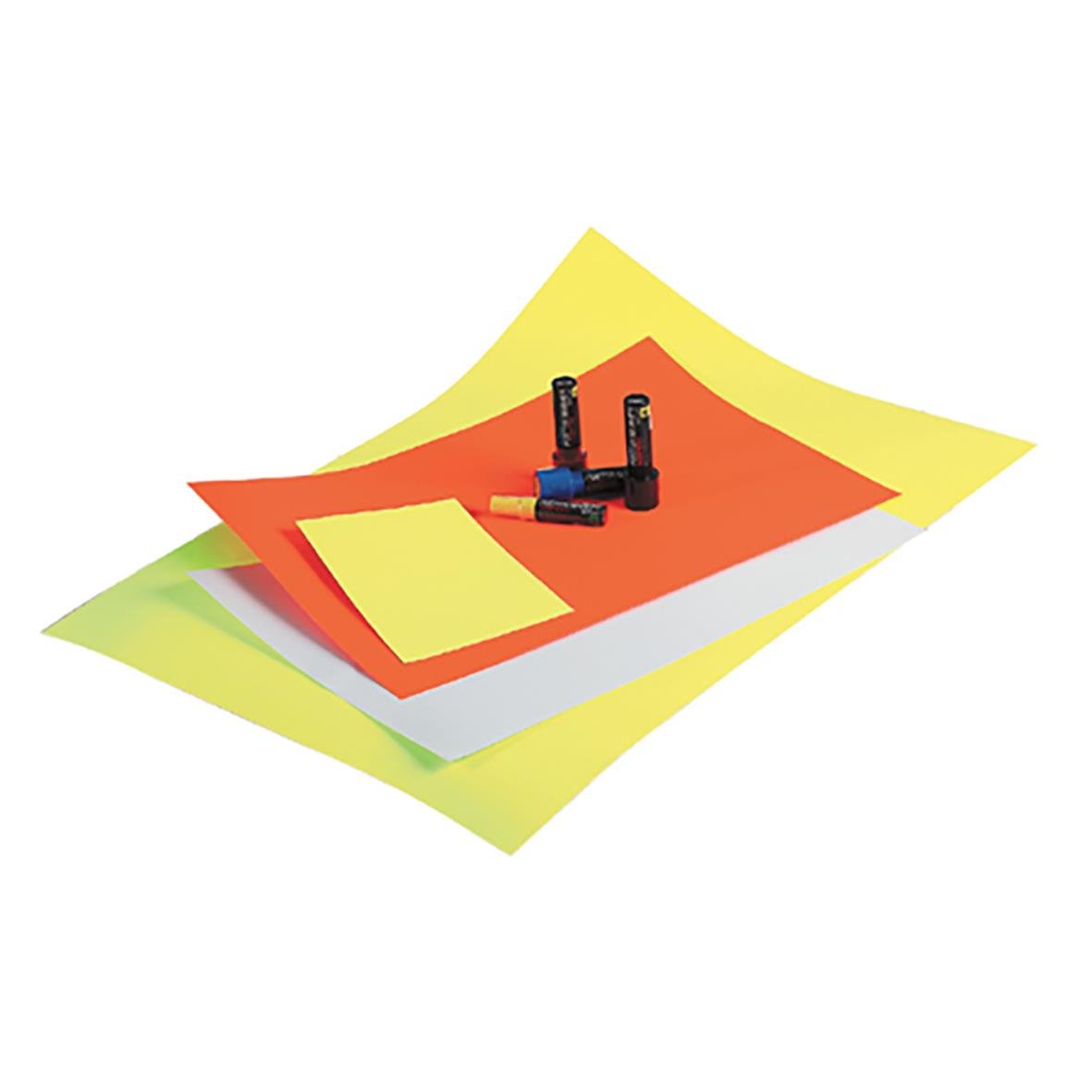 Färgglada textkartonger i A4-storlek med pennor på.