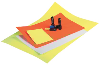 Färgglada textkartonger i A4-storlek med pennor på.