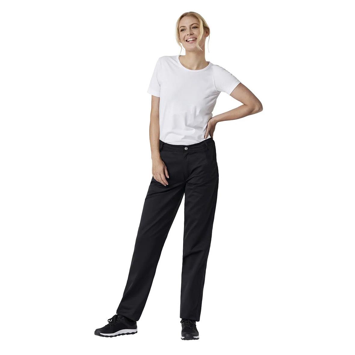 Kvinna i vit T-shirt och svarta byxor, leende och med hand i sidan