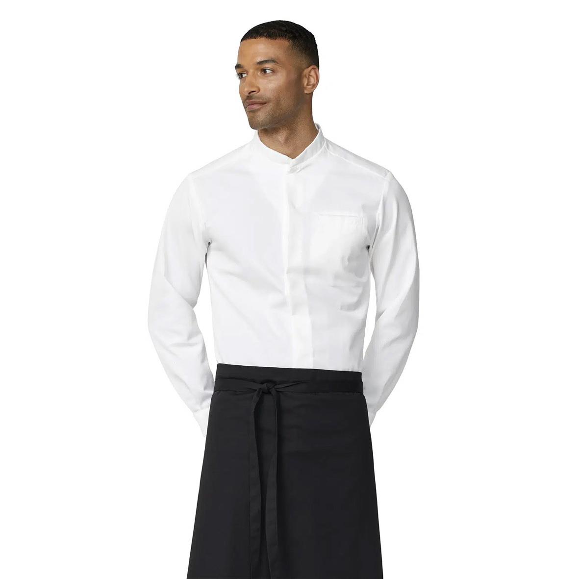 Vit kockjacka Kentaur XS med ståkrage och knappar, kombinerad med svart förkläde