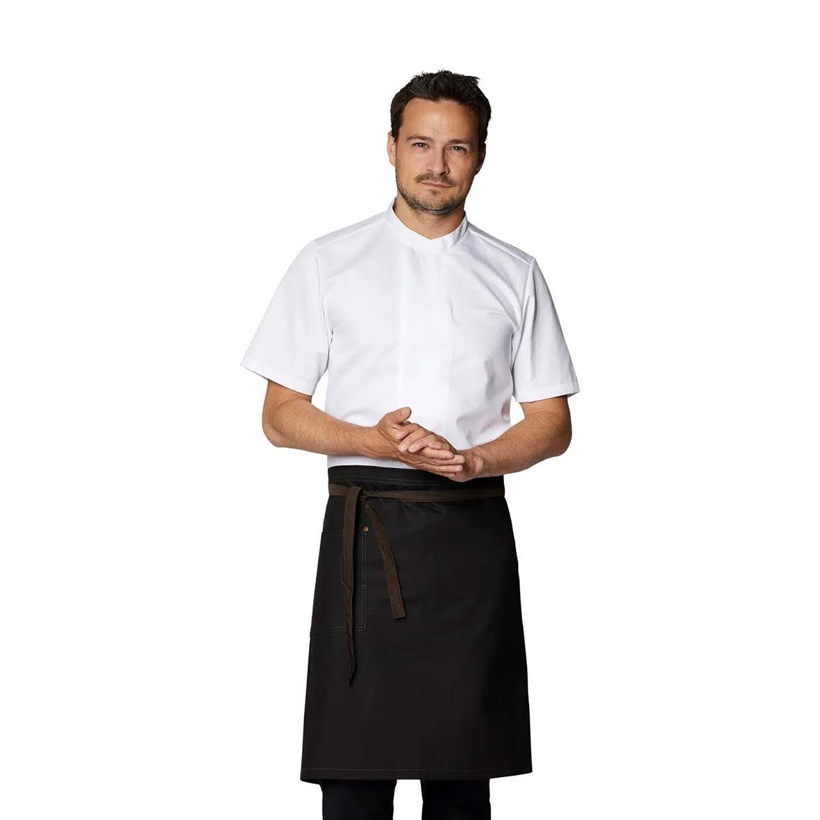 Man i vit kock- och serveringsjacka med svart förkläde