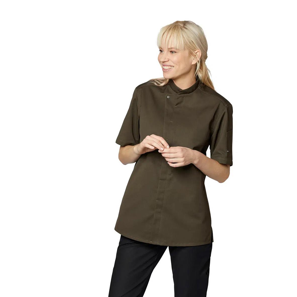 Kockservicejacka Kentaur 23516 Cypres Olive XS, kvinna i olivgrön kockjacka som ler och står mot vit bakgrund