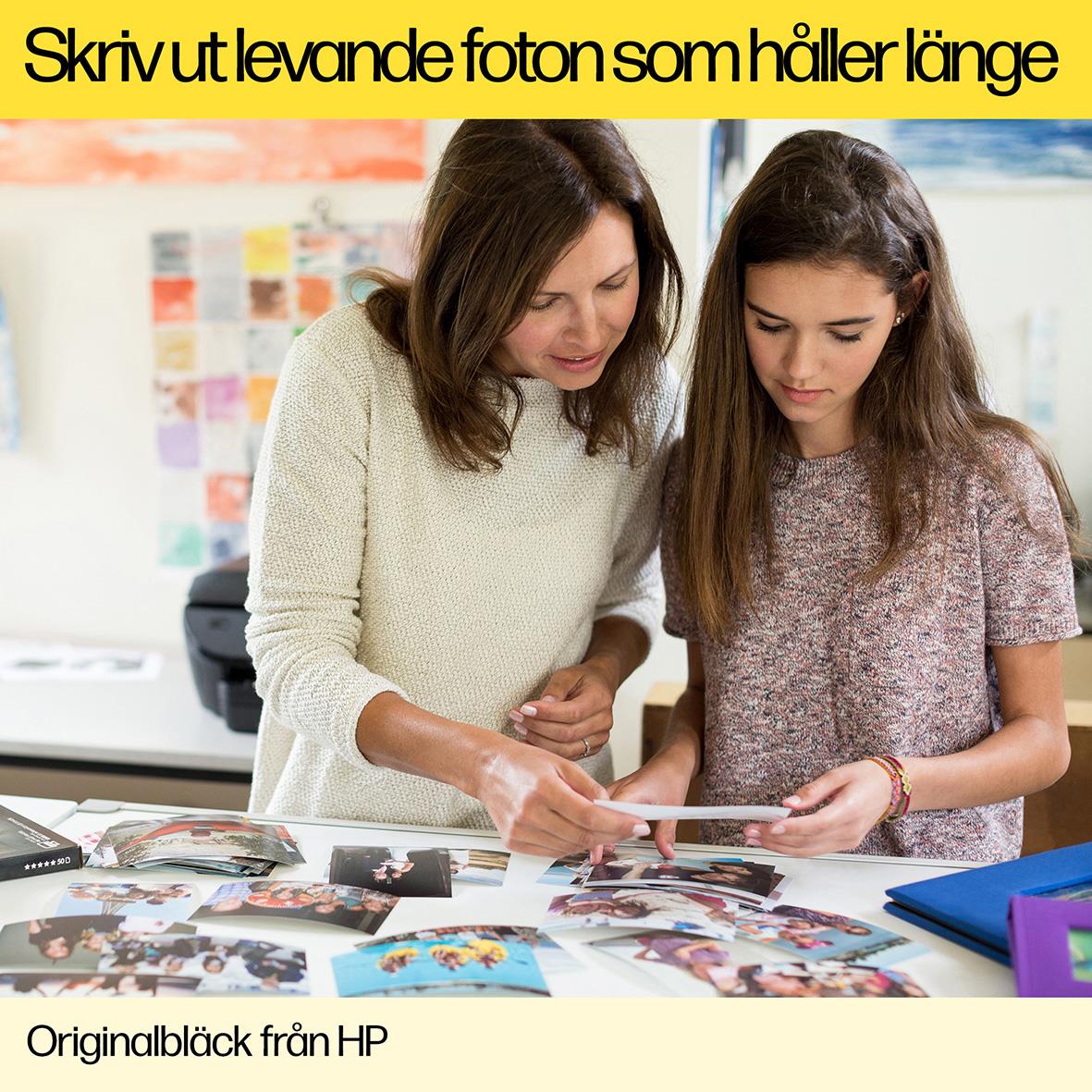 Kvinna och flicka tittar på utskriftsmaterial, reklam för HP Printhead Replacement Kit No711 C1Q10A
