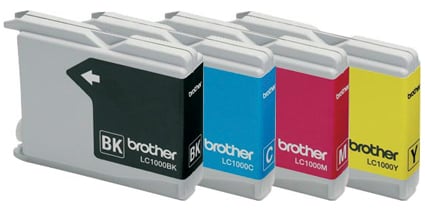 Fyra bläckpatroner i olika färger för Brother skrivare, inklusive svart, cyan, magenta och gul, i en packning