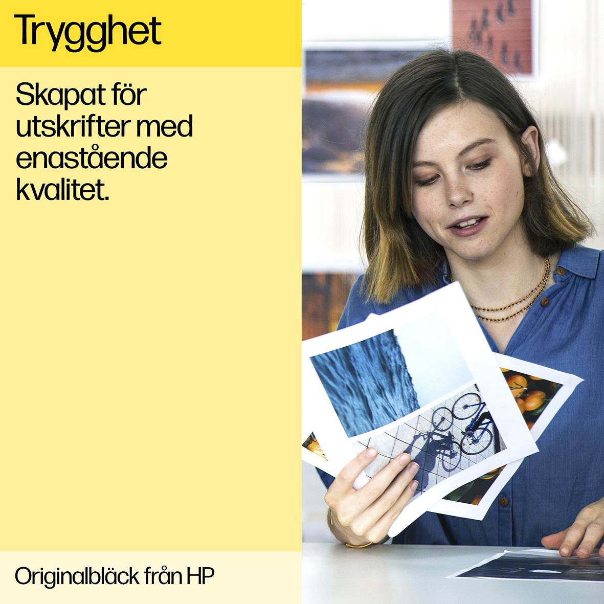 Kvinna som tittar på utskriftsbilder, produktbeskrivning för HP svart bläckpatron nr 907 XL