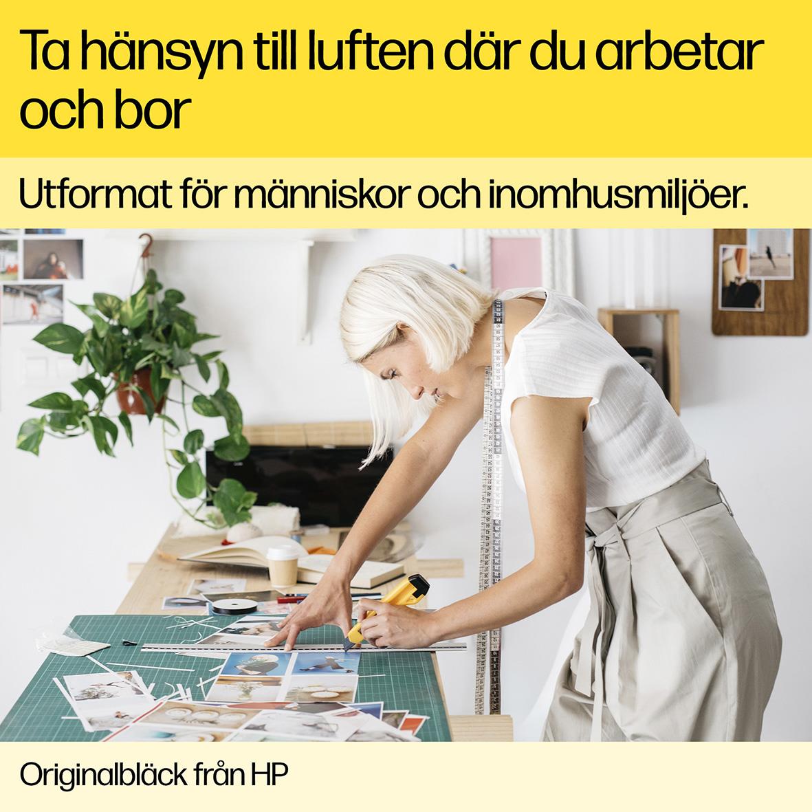 Kvinna arbetar vid bord med mätverktyg och bilder, inomhusmiljö, design för människor och inomhusmiljöer